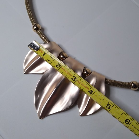 Metal Leaf Pendant Necklace Adjustable 17 To 19.5 Inches - Picture 11 of 12